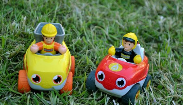 Какие игрушки взять малышу на прогулку