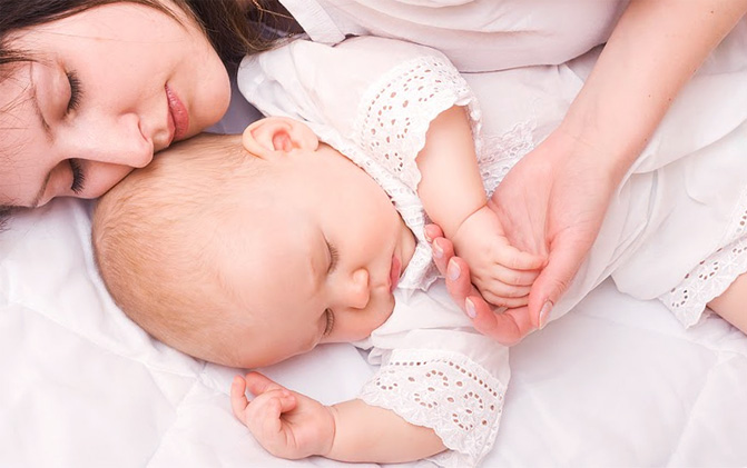 Ребёнок спит вместе с мамой, за и против